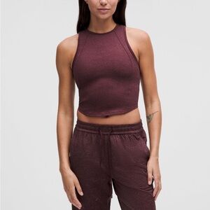 Lululemon Softy Suedey Tank Top/Cropped length with a fitted silhouette